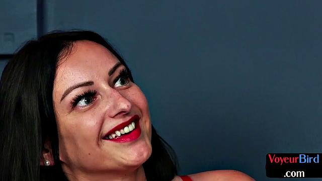 Сиськастая подглядывает и дразнит парня, пока тот не выдерживает сам контролировать себя.