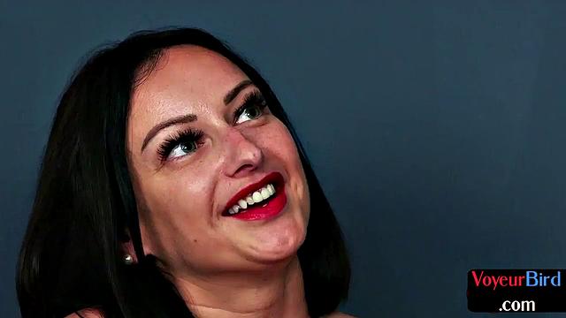 Сиськастая подглядывает и дразнит парня, пока тот не выдерживает сам контролировать себя.