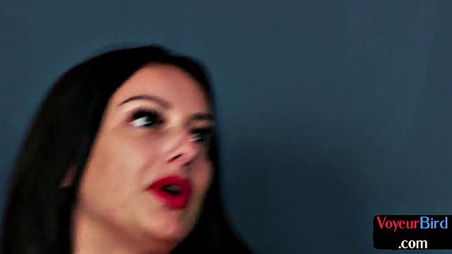 Сиськастая подглядывает и дразнит парня, пока тот не выдерживает сам контролировать себя.