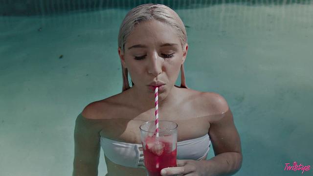 Abella Danger и Gina Valentina разгоняют страсть в мокрой лесбийской сцене у бассейна и в душе, доводят друг друга до экстаза языками и руками.