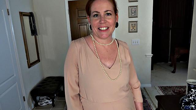 charli hope скрашивает одиночество, пока муж в гараже