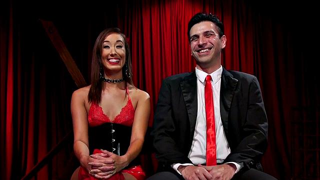 госпожа доводит раба до оргазма ногами