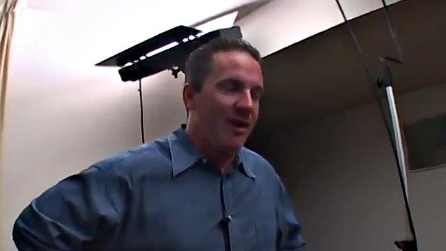 Hot Asian babe deepthroats & gets her pussy stuffed in hotel room