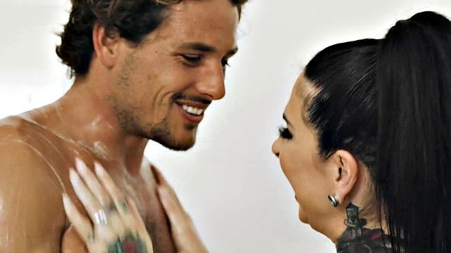 татуированная joanna angel делает nuru-массаж сводному брату
