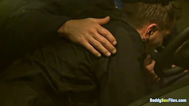 Сет Робертс принимает весь толстый член Дэвида Энтони и умоляет о большем
