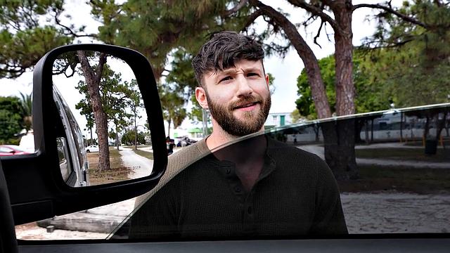 мускулистый актив мощно трахает в попу по-миссионерски