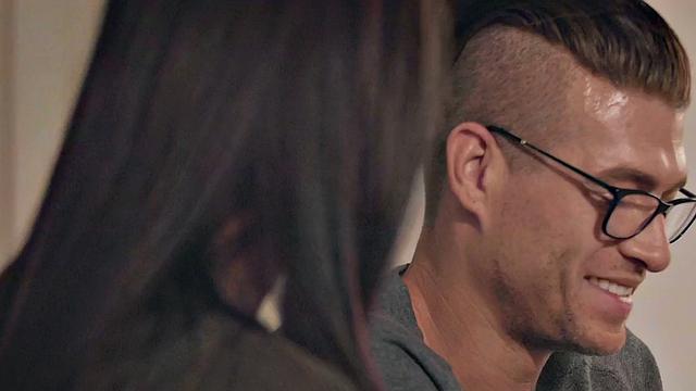 Шеф жарит свою дико сексуальную секретаршу с большими сиськами у неё дома