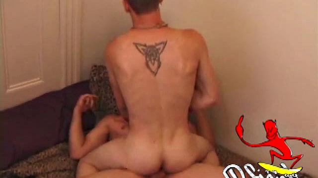 Калвин и Роар дрочат и сосут друг другу на диване