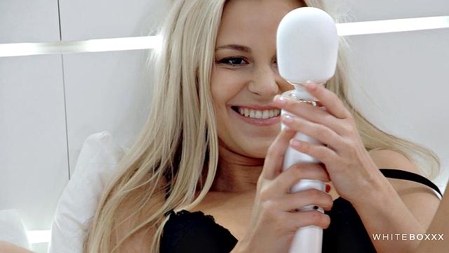 Лола Myluv мастурбирует при муже, пока тот смотрит и возбуждается рядом.