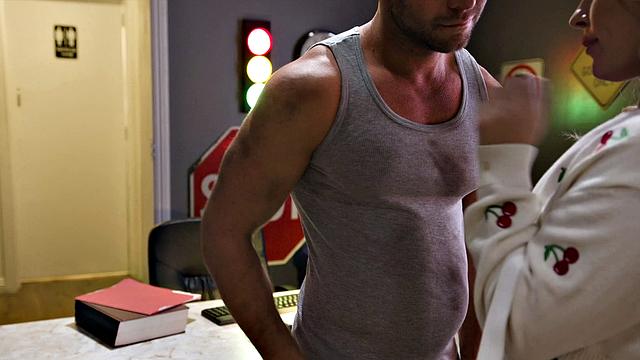 анна клер клаудс теряет голову от грубого автомеханика