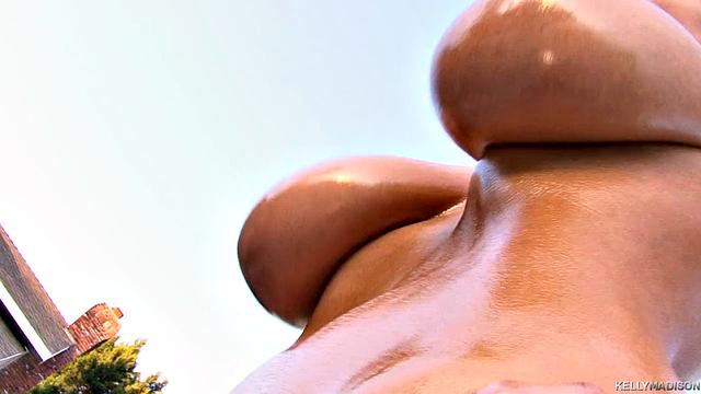 Келли Мэдисон заливает грудь маслом и дразнит у бассейна