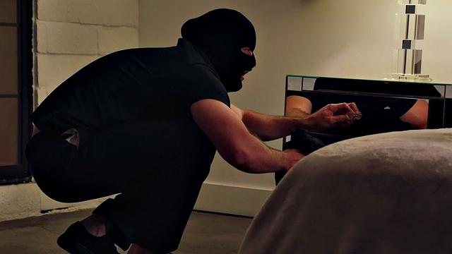 Bisex inked babe drilled in 3way while deepthroating