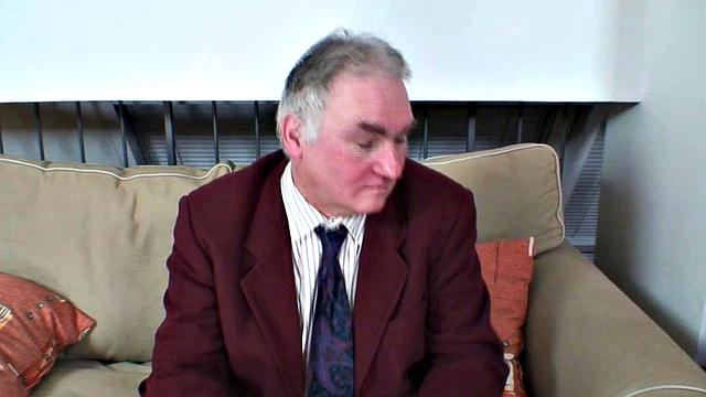 Ровена налила вина и взяла член постарше на второй раунд