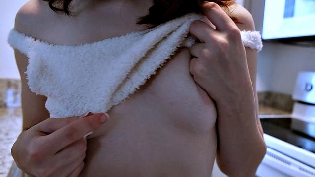 Малютка Риз раздвигает ножки и дрочит на камеру