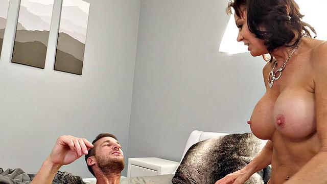 Vanessa, the machine and the Delivery Man