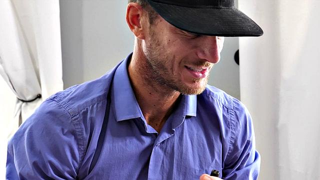 Vanessa, the machine and the Delivery Man