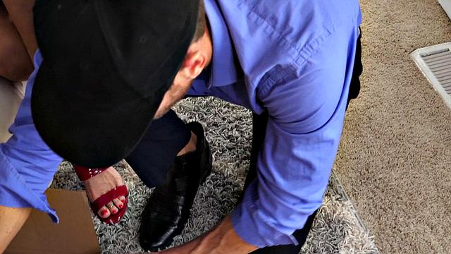 Vanessa, the machine and the Delivery Man