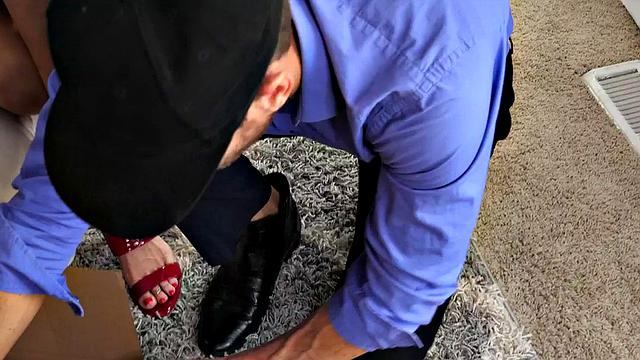 Vanessa, the machine and the Delivery Man