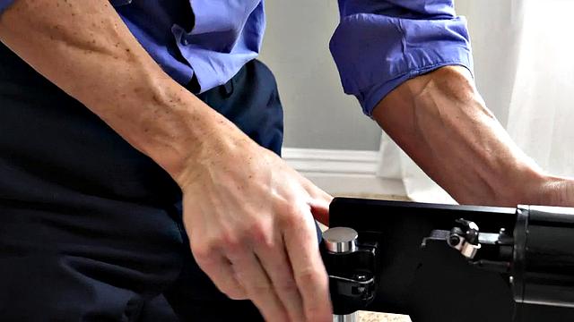 Vanessa, the machine and the Delivery Man