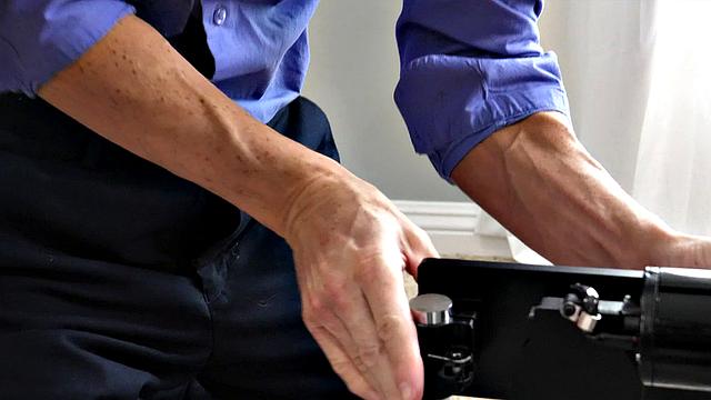 Vanessa, the machine and the Delivery Man