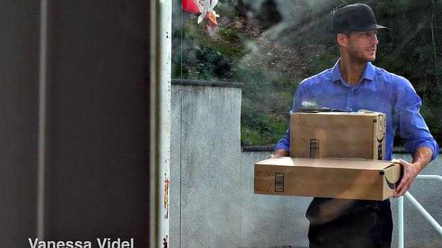 Vanessa, the machine and the Delivery Man