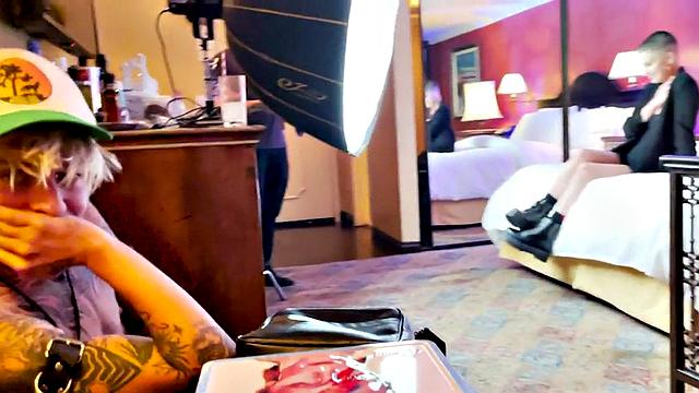 горячая транса с писькой заводит татуированную девчонку на мягких съёмках