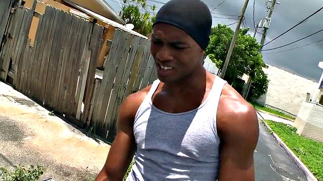 татуированный черный мачо подставляет попку белому качку на свежем воздухе