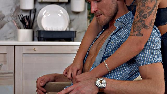 Татуированная брюнетка Jeniffer Flex раком в кухне ловит мощный анал