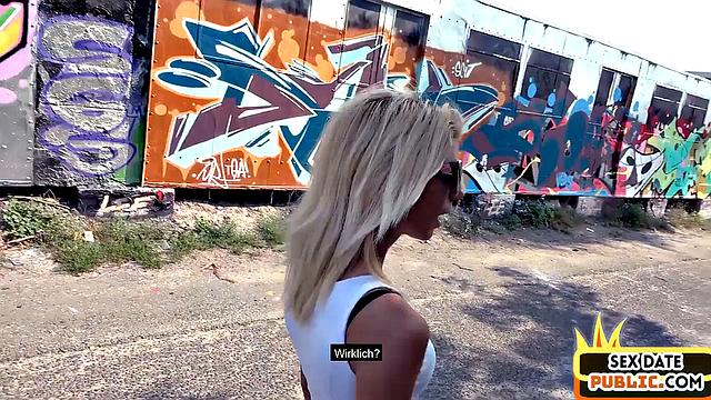 Блондинка 21 года трахается с незнакомцем на улице, глубокий минет и раком на свежем воздухе.