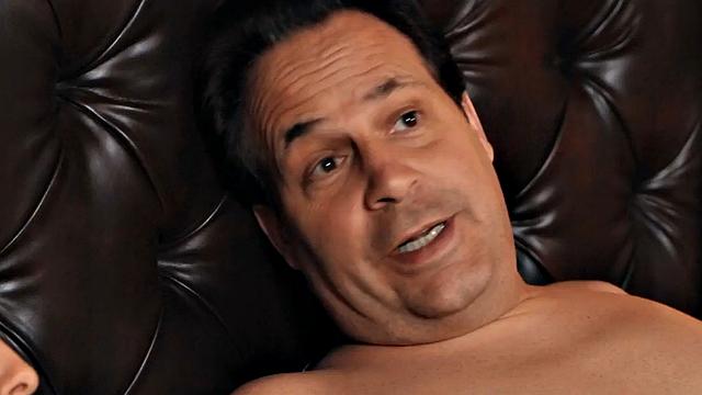 два невысоких парня трахают большую милф в тройке и кончают ей в рот