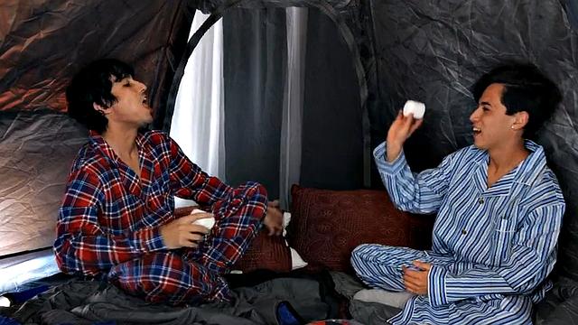 два невысоких парня трахают большую милф в тройке и кончают ей в рот