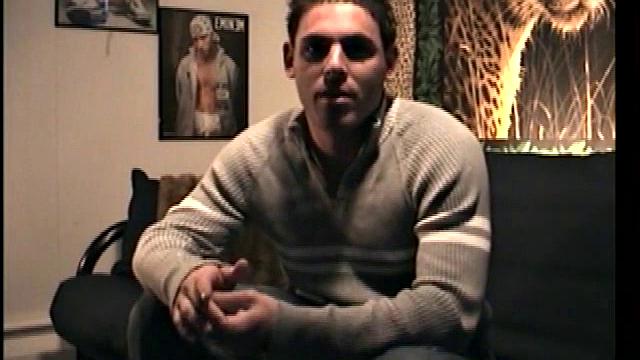 Смотри, как взрослый гей Этан дрочит на камеру для тебя.