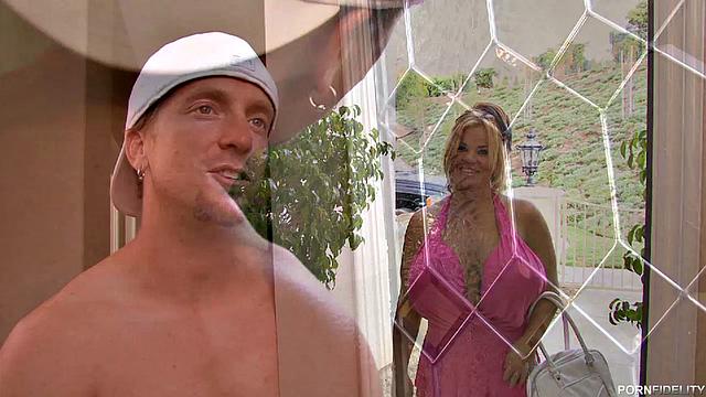 Две зрелые застали парня за дрочкой и устроили жаркий секс у бассейна