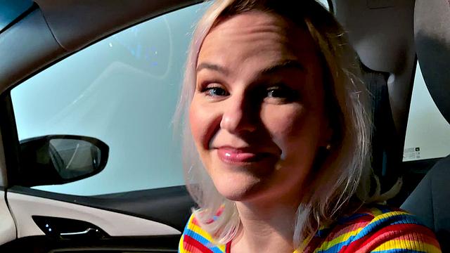 блондинистая милфа жадно сосёт в машине