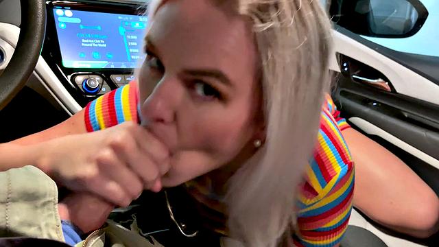 блондинистая милфа жадно сосёт в машине