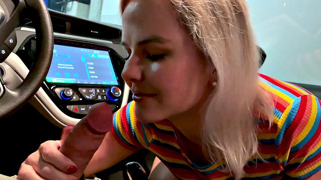 блондинистая милфа жадно сосёт в машине