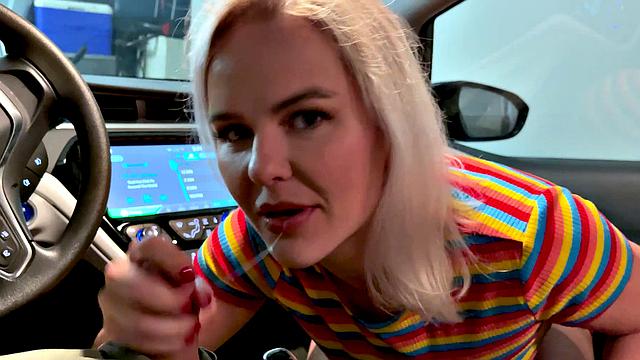 блондинистая милфа жадно сосёт в машине