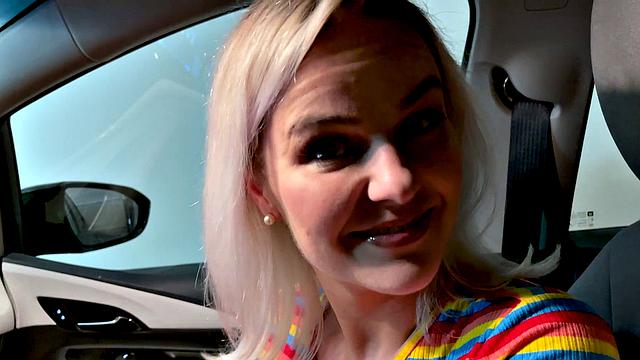 блондинистая милфа жадно сосёт в машине