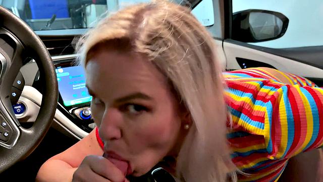 блондинистая милфа жадно сосёт в машине