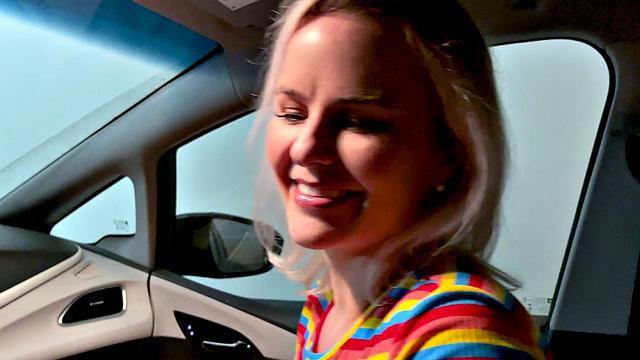 блондинистая милфа жадно сосёт в машине