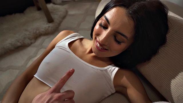 Татуированная малышка дразнит и потом садится на член в анал