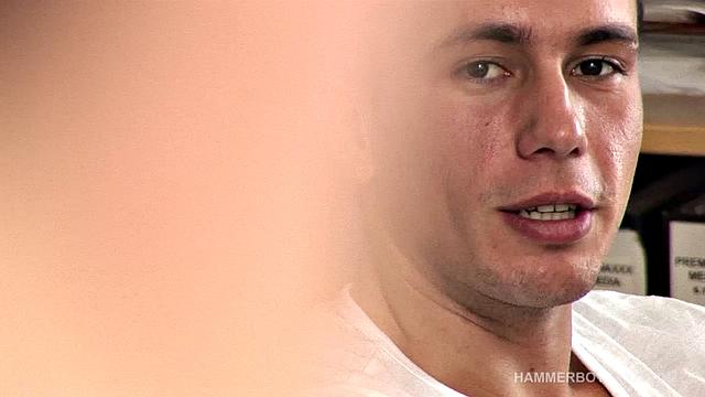 Два мускулистых парня трахаются без резинки и делают минет друг другу, гей порно с большими членами.