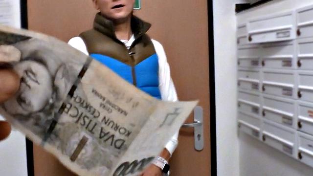 европейский натурал уступает ради денег и пускается в гей pov