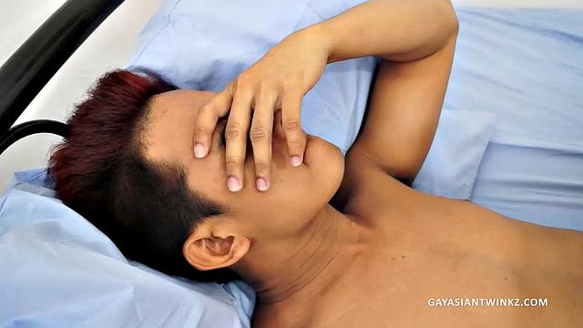 азиатский гей получает голый трах от гетеро друга за деньги