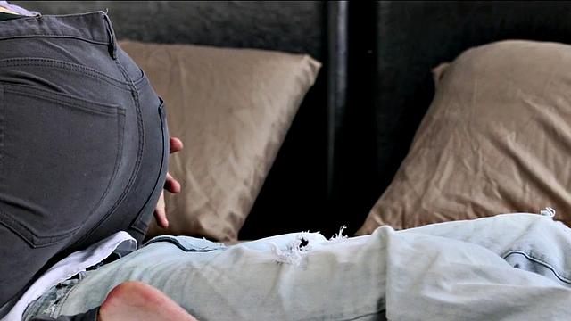 Athletic bottom seduces stud to breed his ass for jizz