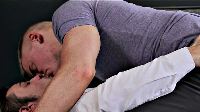 Athletic bottom seduces stud to breed his ass for jizz