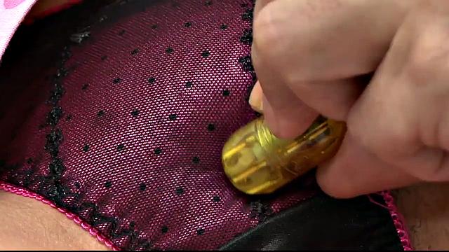 Tsubasa Tamaki vibrates her clit