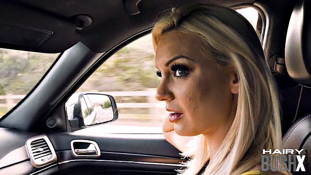 блондинка в очках получает по-собачьи