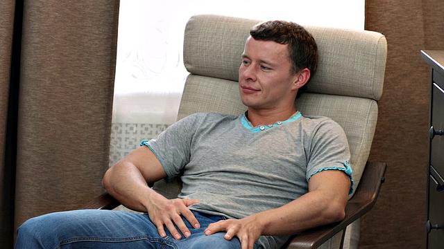 Teen Mia Kiss Seduces Man into Bed