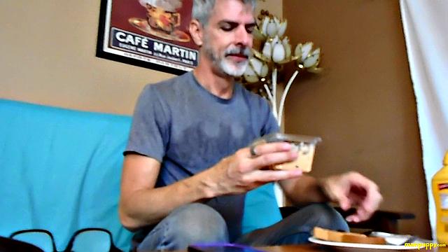 Trapped in a Sandwich - DADDY GIANT 23 - Featuring Richard Lennox